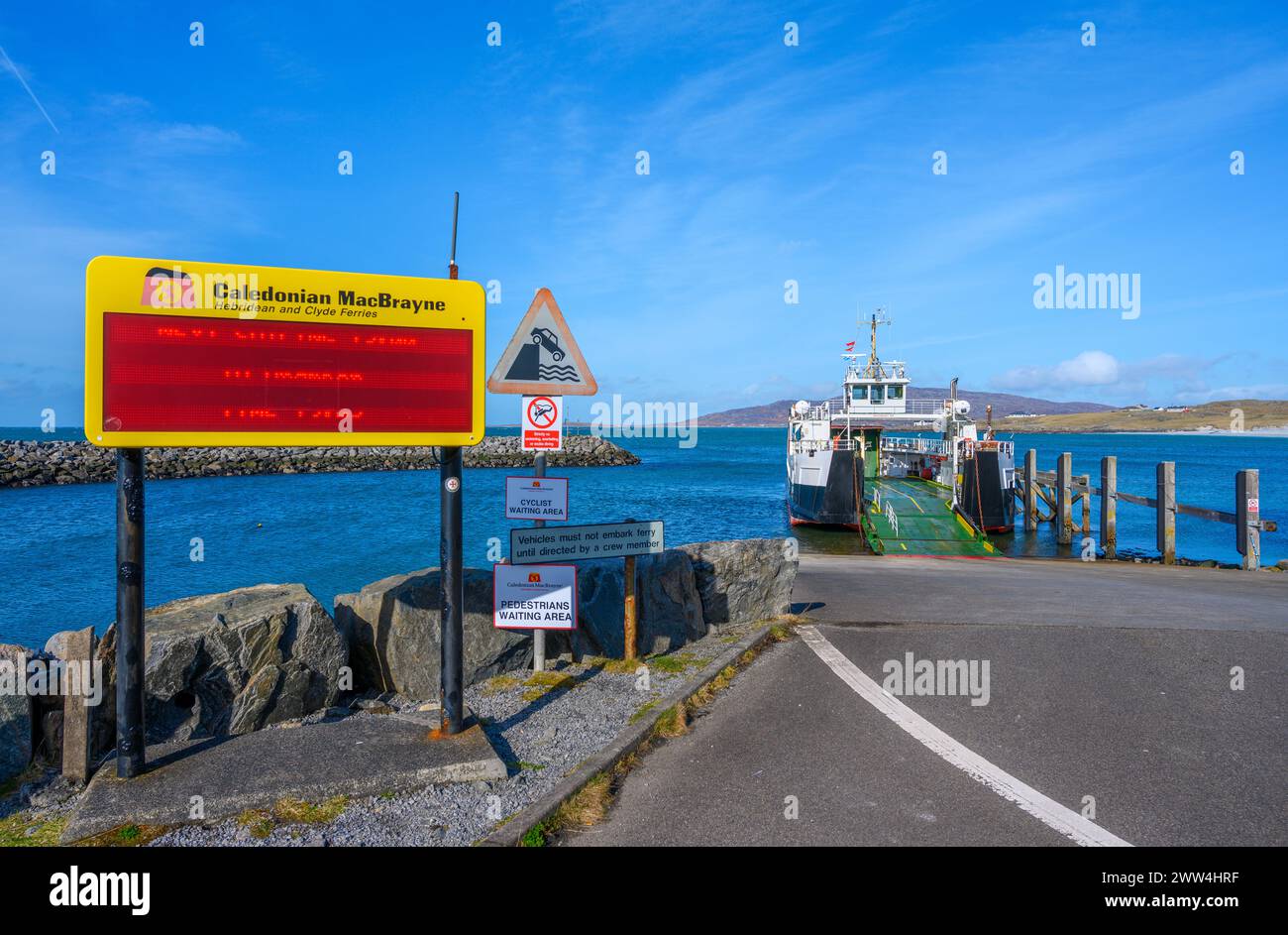 Ferry Caledonian MacBrayne à Barra au terminal Erskay Ferry, île d'Erskay, Hébrides extérieures, Écosse, Royaume-Uni Banque D'Images