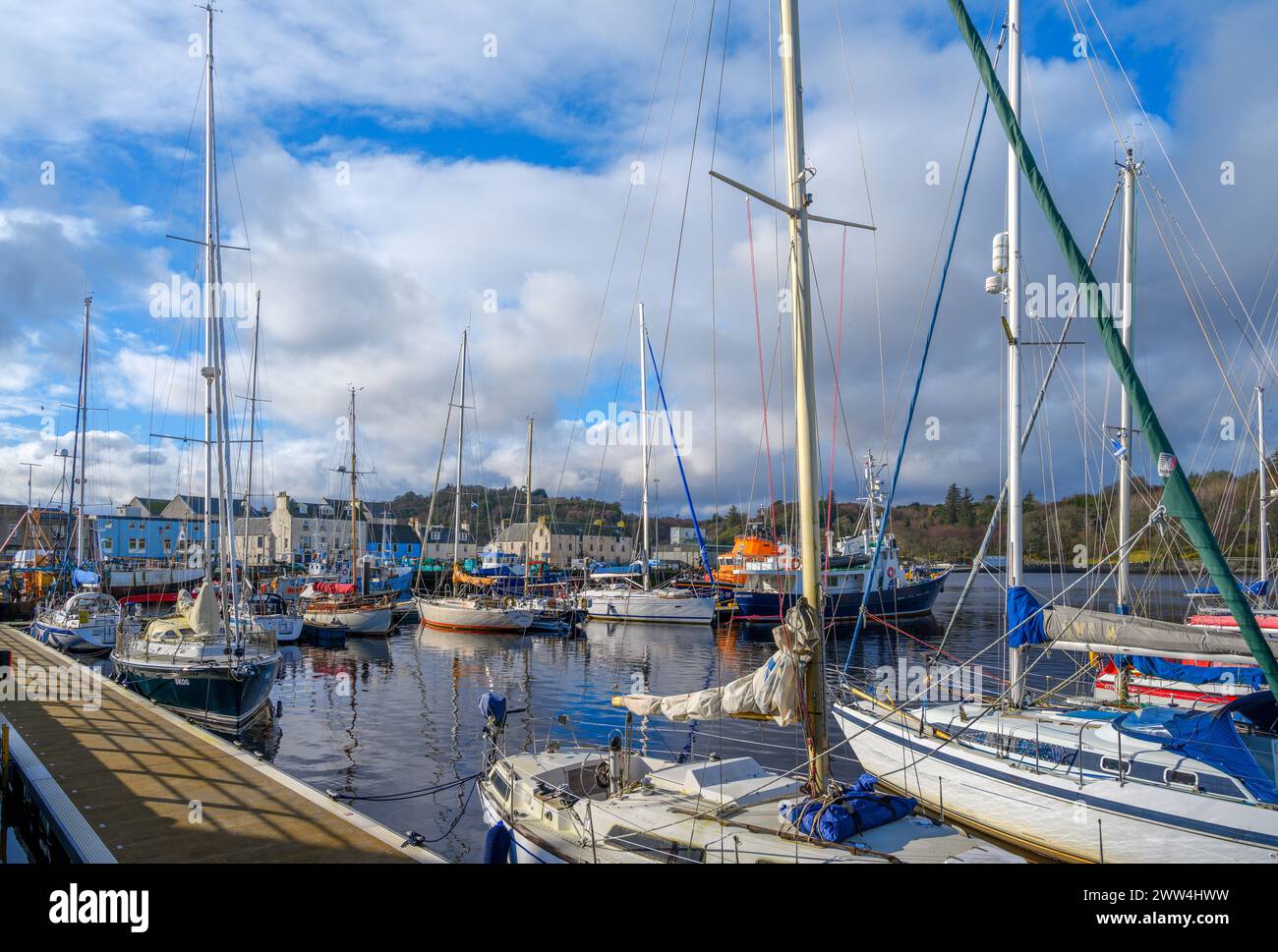 Bateaux dans le port de Stornaway, île de Lewis, Hébrides extérieures, Écosse, Royaume-Uni Banque D'Images