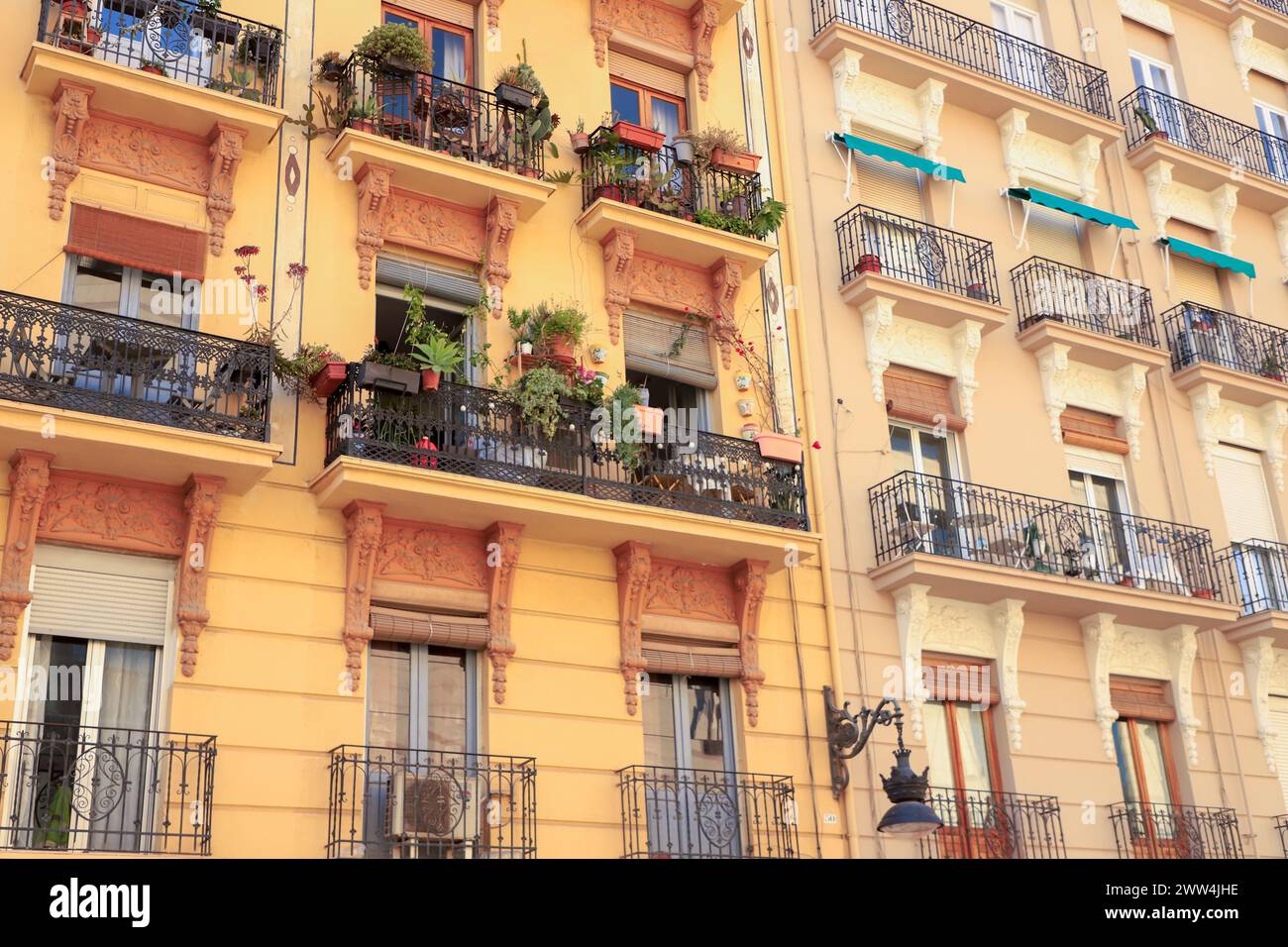 Une ancienne façade extérieure avec balcons et plantes décoratives dans la ville de Valence Banque D'Images