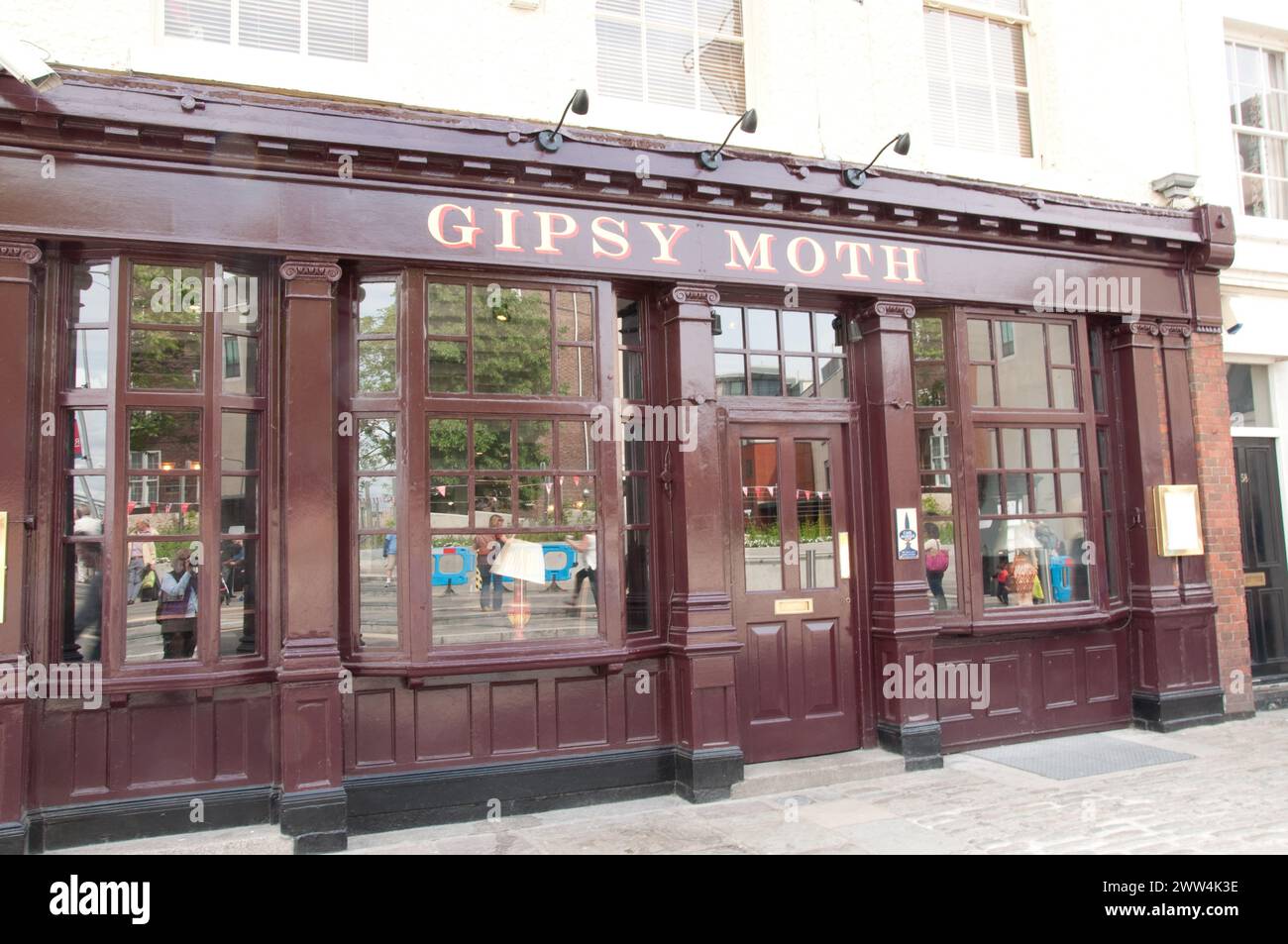 Gypsy Moth public House and Restaurant, Greenwich, South London, Royaume-Uni. Gipsy Moth IV est un ketch de 53 pieds (16 m) commandé par Sir Francis Chichester Banque D'Images