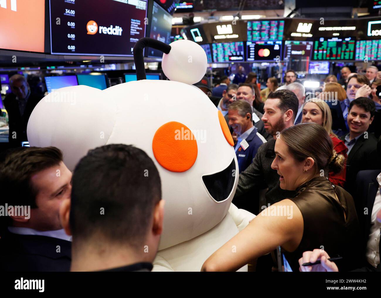 New York, États-Unis. 21 mars 2024. Steve Huffman, PDG de Reddit, et Reddit Snoo Head se tiennent sur le plancher de la Bourse de New York (NYSE) après la cloche d'ouverture à Wall Street à New York le jeudi 21 mars 2024. La société a évalué son introduction en bourse à 34 $ l'action mercredi et les actions commenceront à se négocier jeudi à la Bourse de New York sous le symbole 'RDDT'. Photo de John Angelillo/UPI crédit : UPI/Alamy Live News Banque D'Images