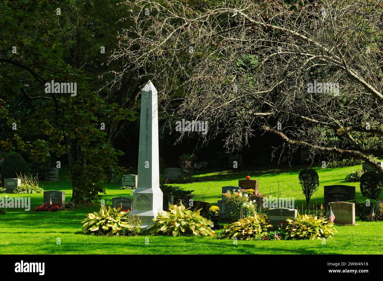 2023 - cimetière de Lowell - Lowell, ma. Un grand monument blanc avec la MÈRE lisant le message est entouré de feuillage rouge et vert avec un pumpki d'Halloween Banque D'Images