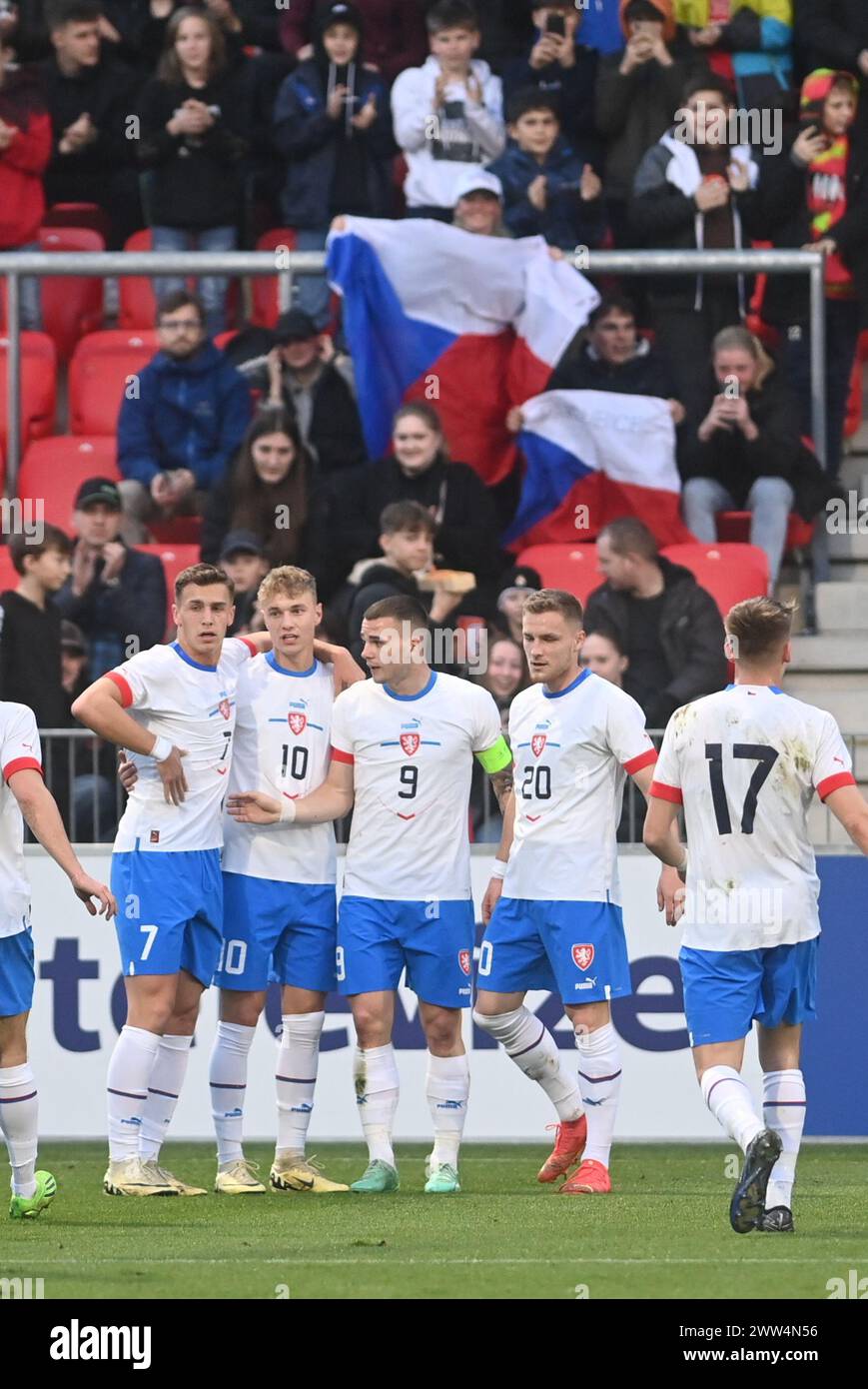 Pardubice, République tchèque. 21 mars 2024. Les joueurs tchèques célèbrent un but lors du match amical de football U21 République tchèque vs Irlande du Nord à Pardubice, République tchèque, le 21 mars 2024. Crédit : Josef Vostarek/CTK photo/Alamy Live News Banque D'Images