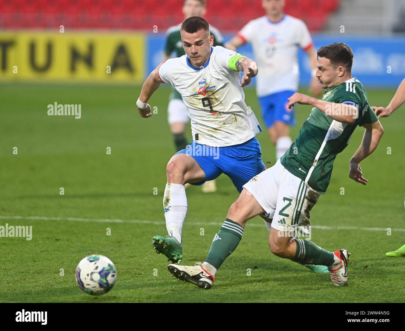 Pardubice, République tchèque. 21 mars 2024. Vaclav Sejk, de la République tchèque, à gauche, et Carl Johnston, de l'Irlande du Nord, en action lors du match amical de football U21 République tchèque vs Irlande du Nord à Pardubice, République tchèque, le 21 mars 2024. Crédit : Josef Vostarek/CTK photo/Alamy Live News Banque D'Images