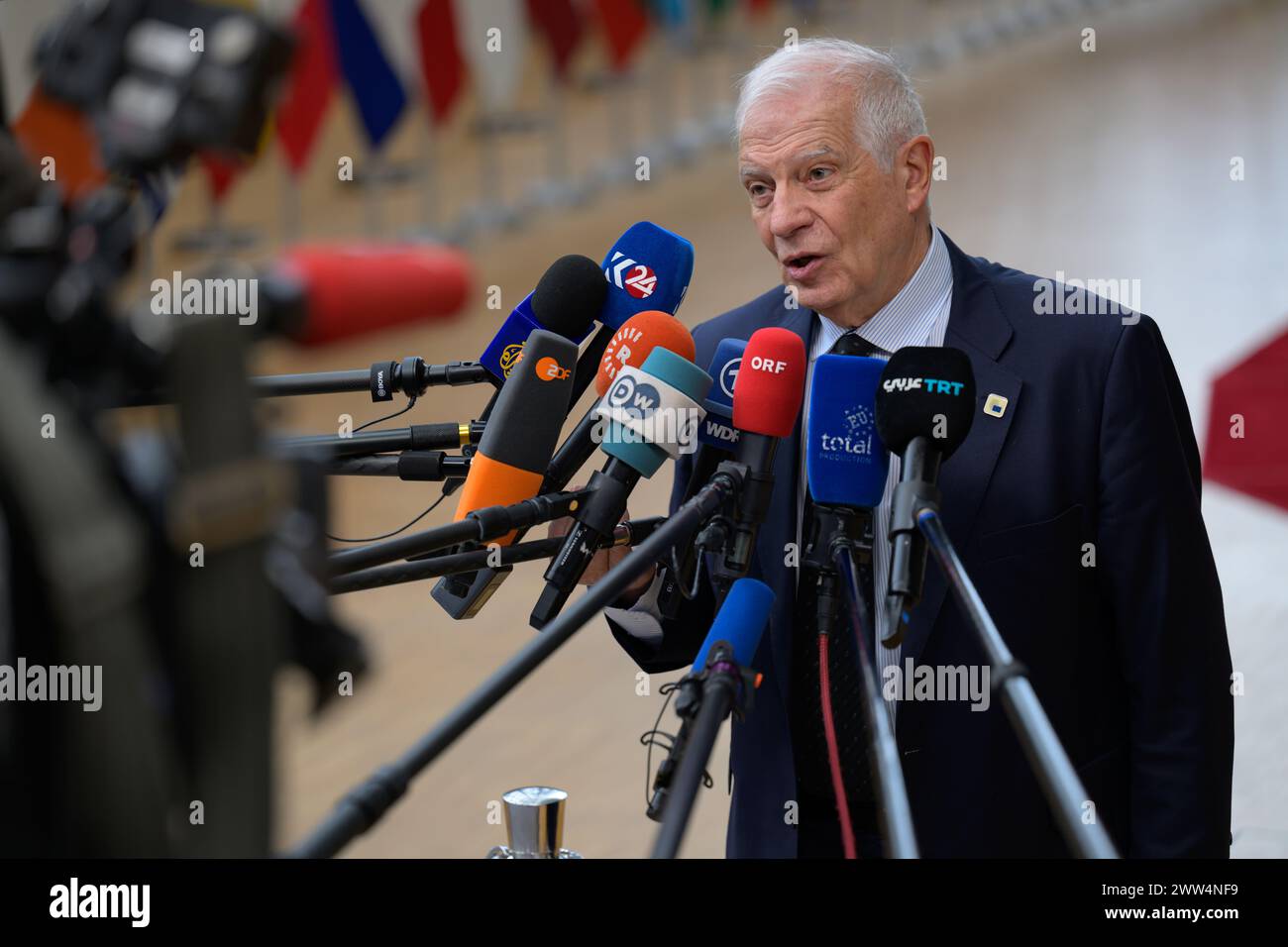 Josep Borrell, haut représentant de l'Union pour les affaires étrangères et la politique de sécurité, s'adresse à la presse à son arrivée au sommet du Conseil européen à Bruxelles. Les dirigeants de l'UE discuteront de la poursuite du soutien à l'Ukraine face à la RussiaÕs guerre d'agression, à la sécurité et à la défense, à la situation actuelle au moyen-Orient, à l'élargissement, aux relations extérieures, aux migrations et à l'agriculture. Les dirigeants prendront également un déjeuner avec le Secrétaire général des Nations Unies, Ant-nio Guterres. Prise à Bruxelles, Belgique. Le 21 mars 2024. (Jonathan Raa/Sipa USA) Banque D'Images