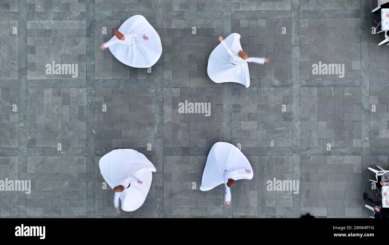 Mevlevi. Soufis filant dehors. Soufi Sema (turc : Spinning Dervich) vue aérienne de Mevlana Banque D'Images