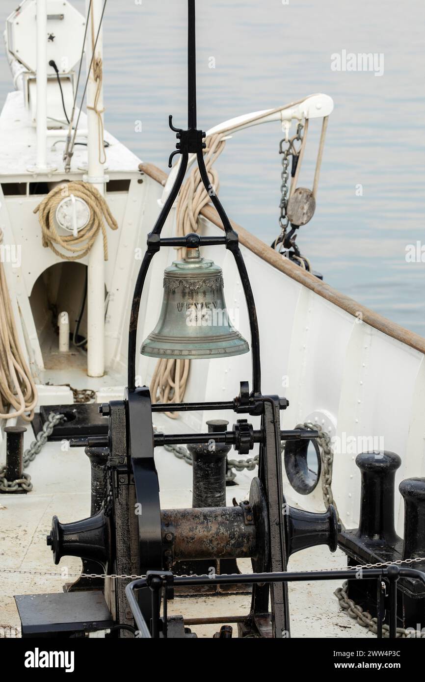 Bateau à vapeur vintage avec une cloche de navire nommée Vevey 1907, chaînes et cordes sur un bateau au Lac Léman, Genève, Suisse Banque D'Images