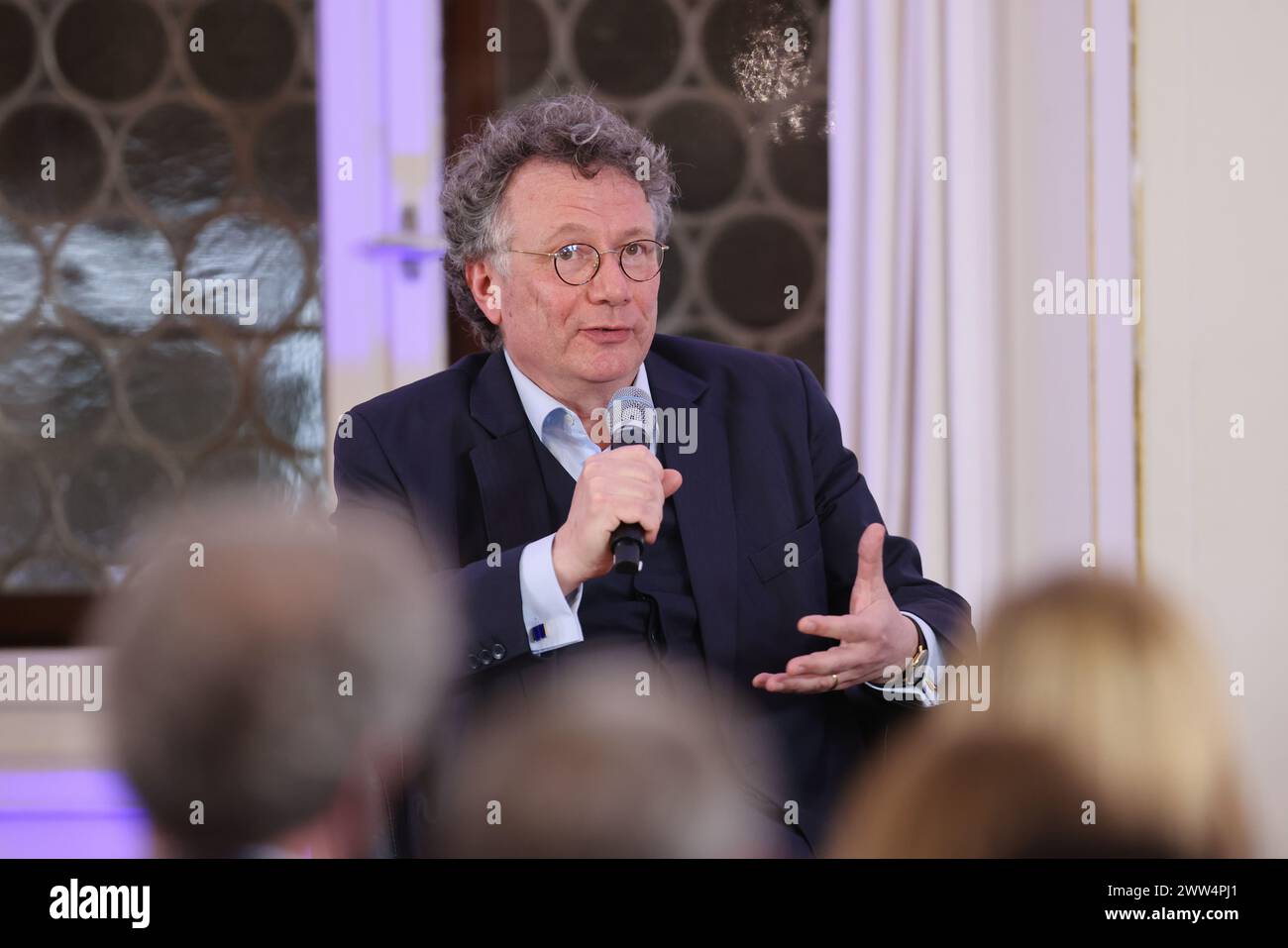 Leipzig, Allemagne. 21 mars 2024. L'écrivain et président de l'Académie allemande de langue et de poésie, Ingo Schulze, intervient lors d'une table ronde à la suite du discours du président allemand Frank-Walter Steinmeier "35 ans de révolution pacifique, 75 ans de loi fondamentale - qu'en est-il de notre démocratie?" Au salon du livre de Leipzig. Steinmeier a été interrompu à plusieurs reprises par des manifestants pro-palestiniens. Crédit : Jan Woitas/dpa/Alamy Live News Banque D'Images