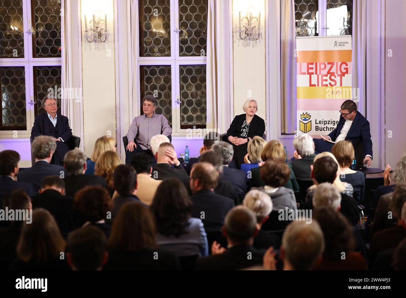 Leipzig, Allemagne. 21 mars 2024. (de gauche à droite) : Ingo Schulze, Marcel Beyer, Anne Rabe et le modérateur Peter Müller, rédacteur en chef d'Augsburger Allgemeine, assistent à une table ronde à la suite du discours du président allemand Frank-Walter Steinmeier "35 ans de révolution pacifique, 75 ans de loi fondamentale - Comment va notre démocratie?" Au salon du livre de Leipzig. Steinmeier a été interrompu à plusieurs reprises par des manifestants pro-palestiniens. Crédit : Jan Woitas/dpa/Alamy Live News Banque D'Images