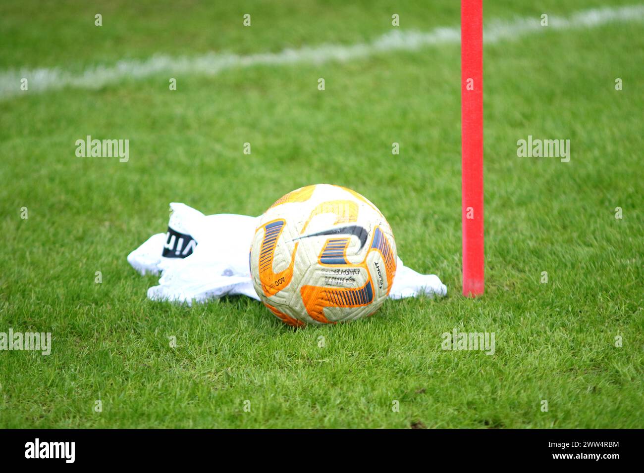 Saint-Pétersbourg, Russie. 21 mars 2024. Le ballon officiel vu lors de la séance d'entraînement ouverte à la base d'entraînement Zenit FC en parfait Pétersbourg avant le match de football Crvena Zvezda Belgrade - Zenit Saint-Pétersbourg, qui se tiendra à Belgrade. (Photo de Maksim Konstantinov/SOPA images/SIPA USA) crédit : SIPA USA/Alamy Live News Banque D'Images