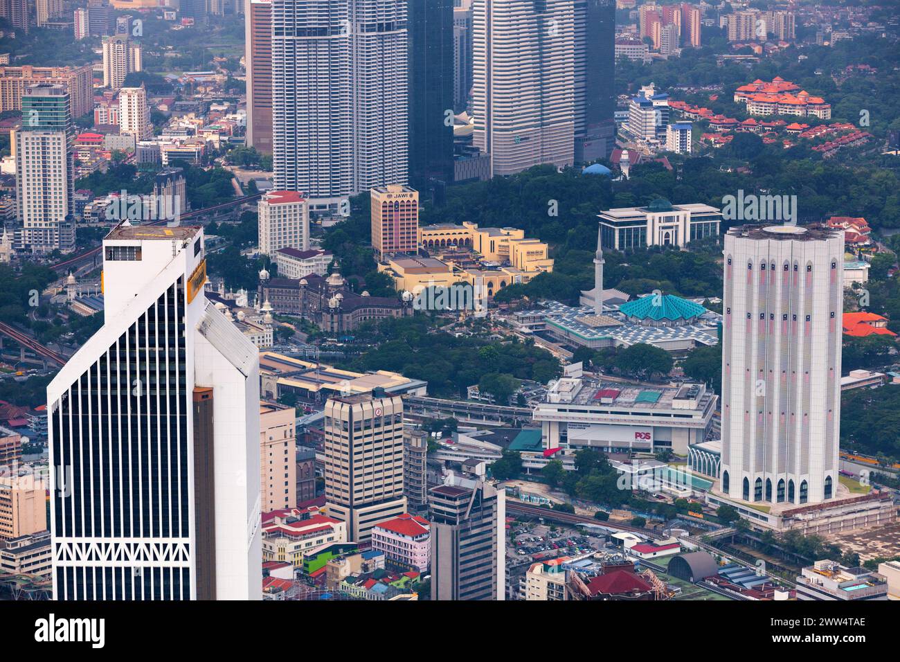 Kuala Lumpur, Malaisie - 12 septembre 2018 : vue aérienne du Maybank Kuala Lumpur avec derrière, la Mosquée nationale de Malaisie, le complexe Dayabumi Banque D'Images