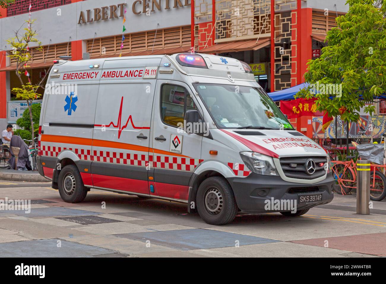 Bugis, Singapour - 03 septembre 2018 : ambulance d'urgence stationnée à côté du Centre Albert. Banque D'Images