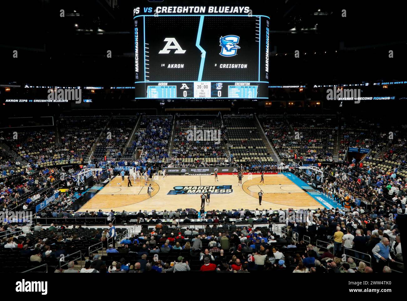 21 mars 2024 : PPG Arena avant le début du match de basket-ball entre Creighton (3) et Akron (14) lors du premier tour du tournoi NCAA Pittsburgh, PA. Banque D'Images