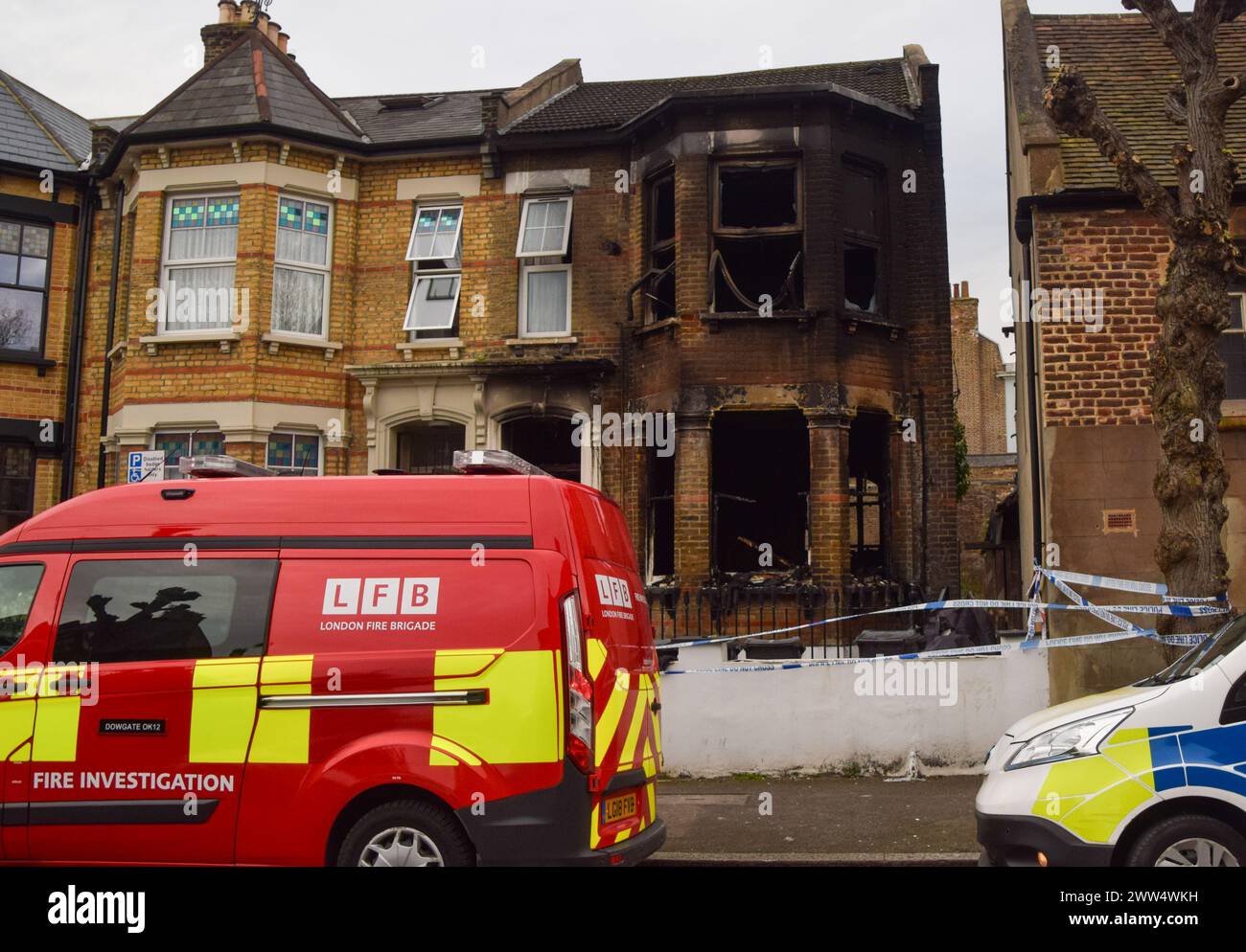 Londres, Royaume-Uni. 21 mars 2024. Enquêteurs et criminalistiques sur les lieux alors qu'un incendie dans une maison dans l'est de Londres est enquêté comme un « crime haineux antisémite » potentiel. Crédit : Vuk Valcic/Alamy Live News Banque D'Images