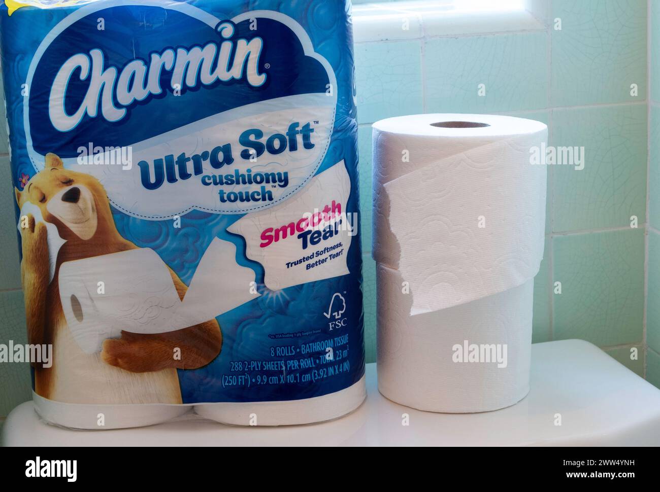 Charmin Toilet Tissue Now dispose d'une déchirure lisse entre les feuilles, 2024, États-Unis Banque D'Images