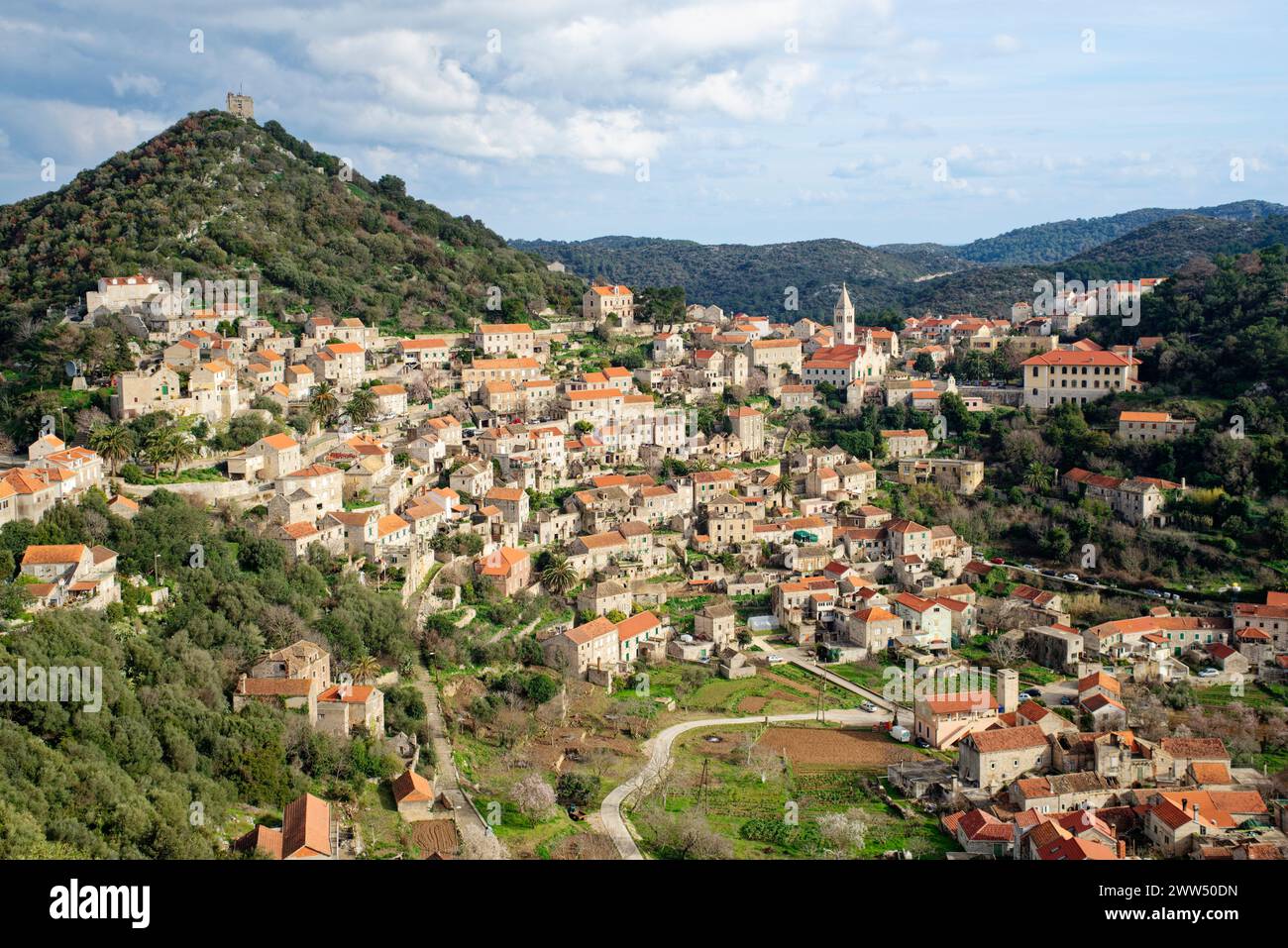 Vue sur le village de Lastovo, situé au sommet de la colline sur la bordure nord de l'île. Voyage à l'île de Croatie. Tourisme rural. Banque D'Images