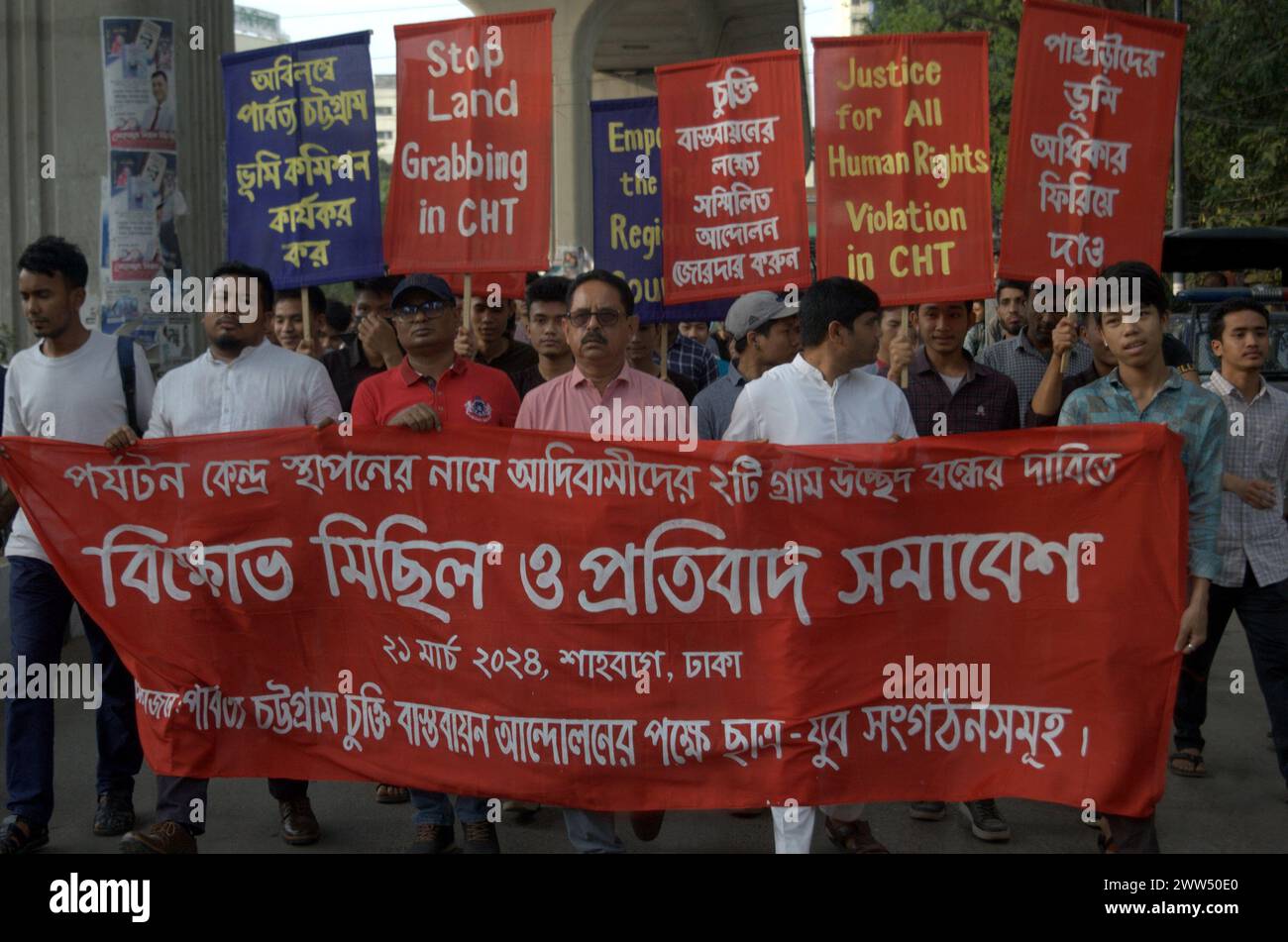 Dhaka, Bangladesh. 22 mars 2024. Des militants participent à des rassemblements de protestation pour exiger l'arrêt de l'expulsion de la terre des gens ingénieux du district de Rangamati Hill pour établir un centre touristique près de la région de Shahbag. (Crédit image : © MD Mehedi Hasan/ZUMA Press Wire) USAGE ÉDITORIAL SEULEMENT! Non destiné à UN USAGE commercial ! Banque D'Images