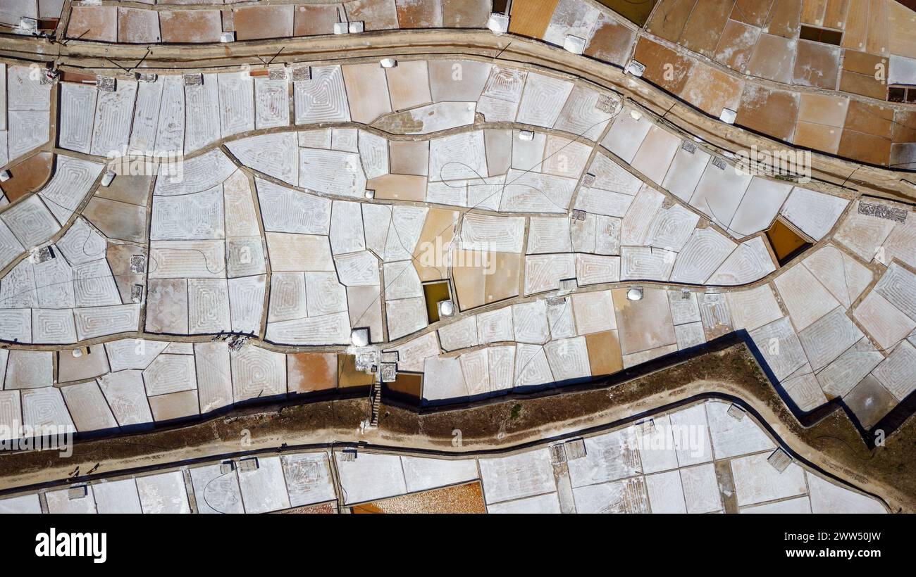 Vue aérienne par drone des Mines naturelles de sel de Rio Maior au Portugal. Champs de sel et extraction de sel Banque D'Images
