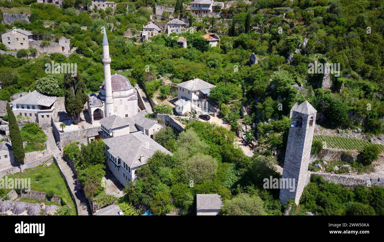 Vue aérienne du site urbain historique de Počitelj, un vieux village traditionnel de Bosnie-Herzégovine. Banque D'Images