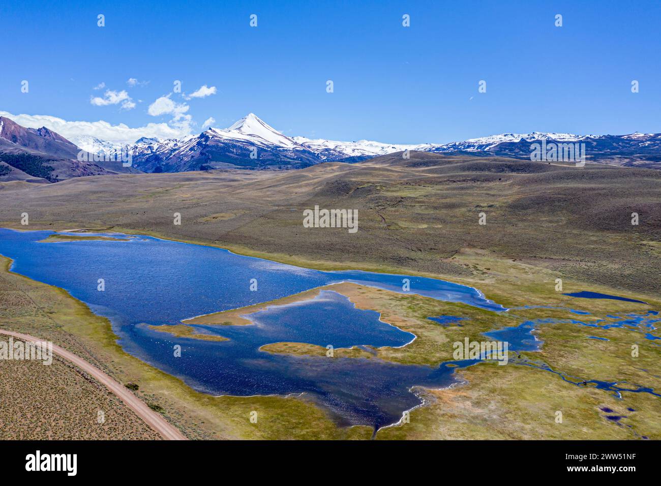 Lacs et montagnes entre Chili Chico et Jeinimeni National Park, vue aérienne, Patagonie, Chili Banque D'Images