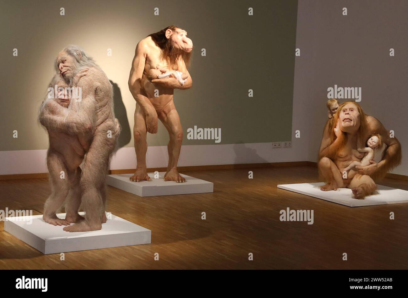 21.03.2024 Sachsen Anhalt Sachsen-Anhalt Kunsthalle Talstraße Galerie in Halle Saale erste Werkschau der australischen Künstlerin Patricia Piccinini in Deutschland Die Zukunft mit den Augen der Künstlerin zu sehen, kann etwas irritierend sein. IHR künstlerisches Universum beherbergt imaginäre Kreaturen, die sich den üblichen Kategorien Mensch, Tier, Natur oder Technik nicht unterordnen. Stattdessen nehmen sie als hybride Geschöpfe einen eigenen Platz in diesem Universum ein. Auf den ersten Blick erscheinen sie unheimlich, denn sie wurden durch neue technologische Möglichkeiten biologisch oder Banque D'Images