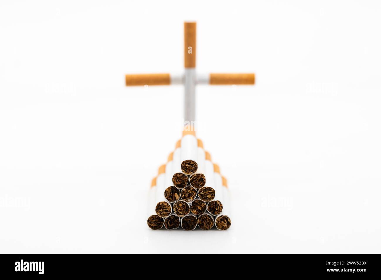 Simbólica tumba de tabaco y cigarrillos de un fumador, aislado en blanco Banque D'Images