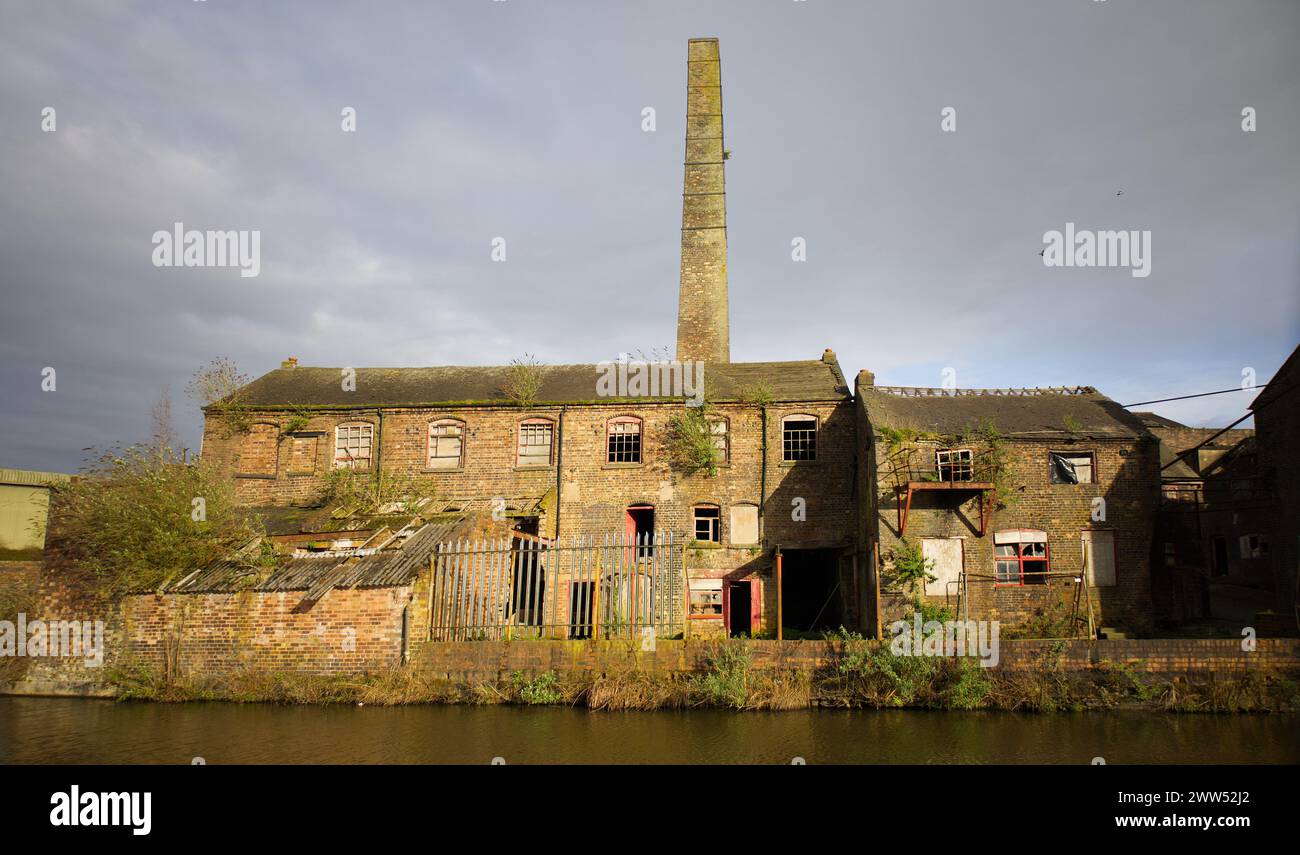 Bâtiments abandonnés de l'industrie de la poterie le long du canal Trent and Mersey à Middleport, Stoke on Trent, Staffordshire Banque D'Images