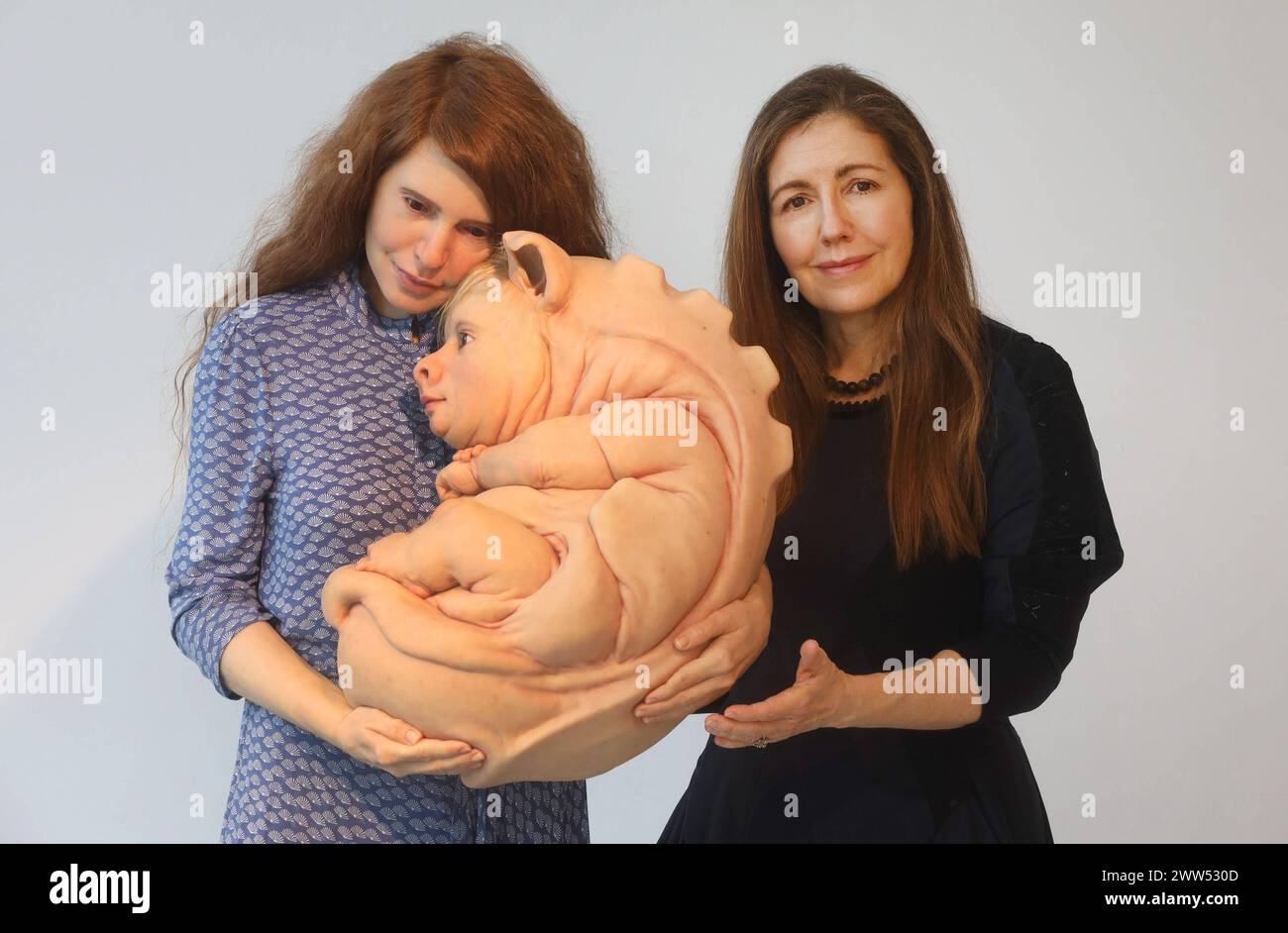 21.03.2024 Sachsen Anhalt Sachsen-Anhalt Kunsthalle Talstraße Galerie in Halle Saale erste Werkschau der australischen Künstlerin Patricia Piccinini in Deutschland Die Zukunft mit den Augen der Künstlerin zu sehen, kann etwas irritierend sein. IHR künstlerisches Universum beherbergt imaginäre Kreaturen, die sich den üblichen Kategorien Mensch, Tier, Natur oder Technik nicht unterordnen. Stattdessen nehmen sie als hybride Geschöpfe einen eigenen Platz in diesem Universum ein. Auf den ersten Blick erscheinen sie unheimlich, denn sie wurden durch neue technologische Möglichkeiten biologisch oder Banque D'Images