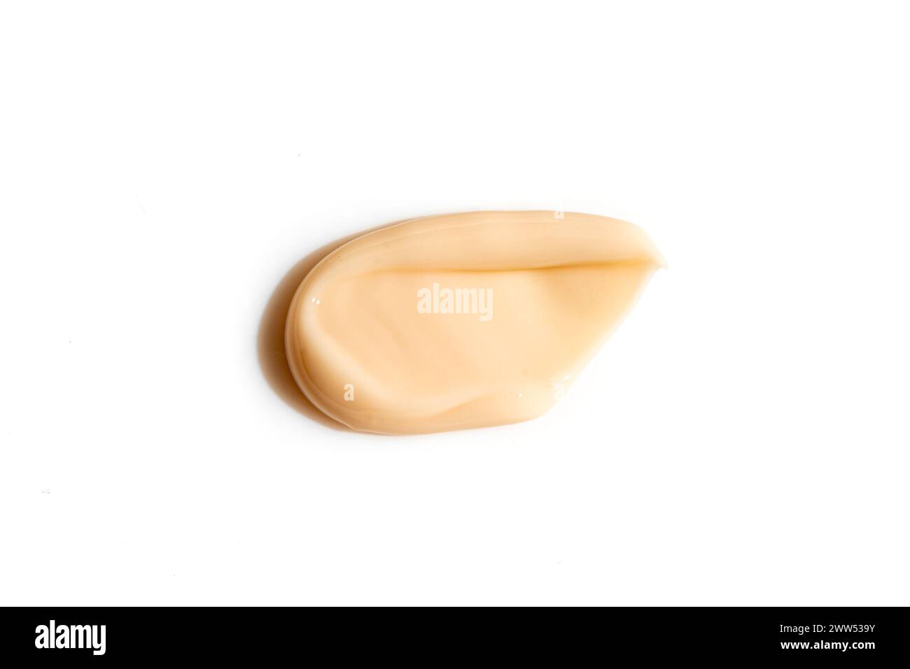 Tampon de lotion pour le corps autobronzant. Crème autobronzante ou taches bronzantes isolées sur fond blanc. Banque D'Images