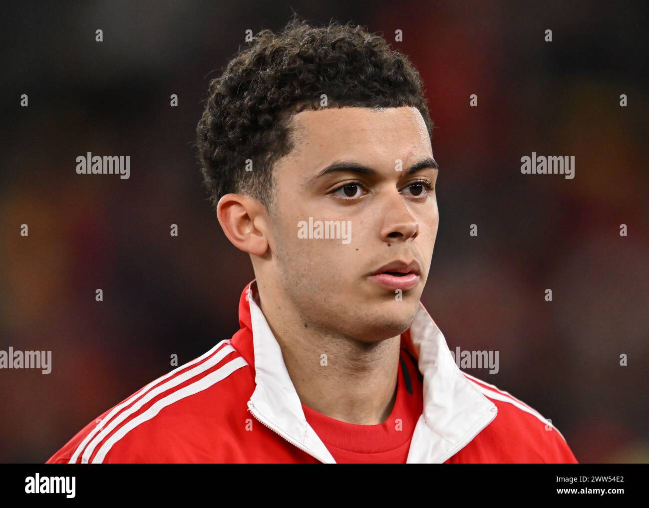 Brennan Johnson, du pays de Galles, devance les hymnes nationaux, lors du match de demi-finale des éliminatoires de l'UEFA Euro Qualifiers pays de Galles contre Finlande au Cardiff City Stadium, Cardiff, Royaume-Uni, le 21 mars 2024 (photo Craig Thomas/News images) Banque D'Images