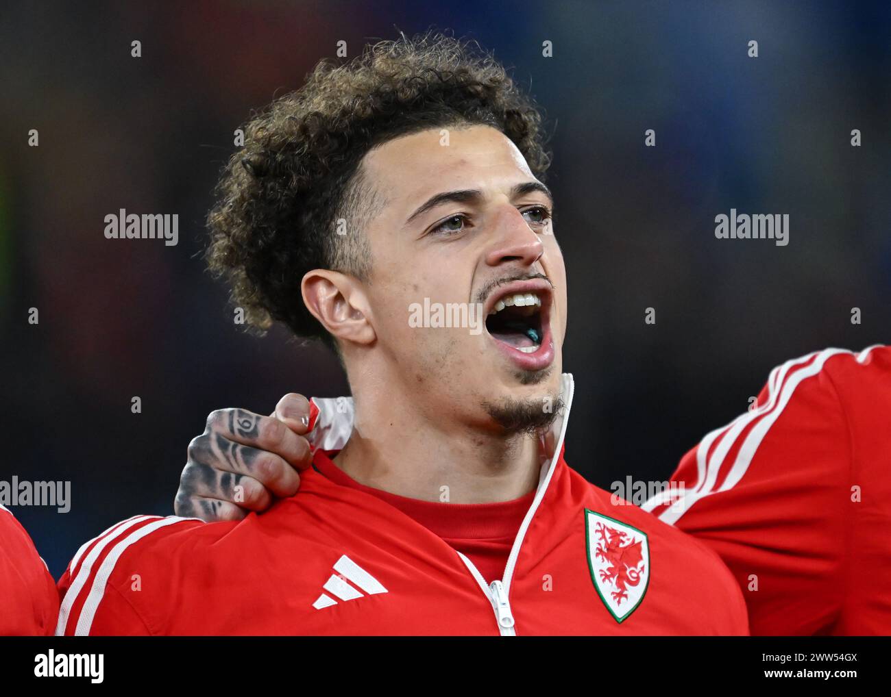 Ethan Ampadu du pays de Galles s'aligne pour les hymnes nationaux, lors du match de demi-finale des éliminatoires de l'UEFA Euro Qualifiers pays de Galles contre Finlande au Cardiff City Stadium, Cardiff, Royaume-Uni, le 21 mars 2024 (photo Craig Thomas/News images) Banque D'Images