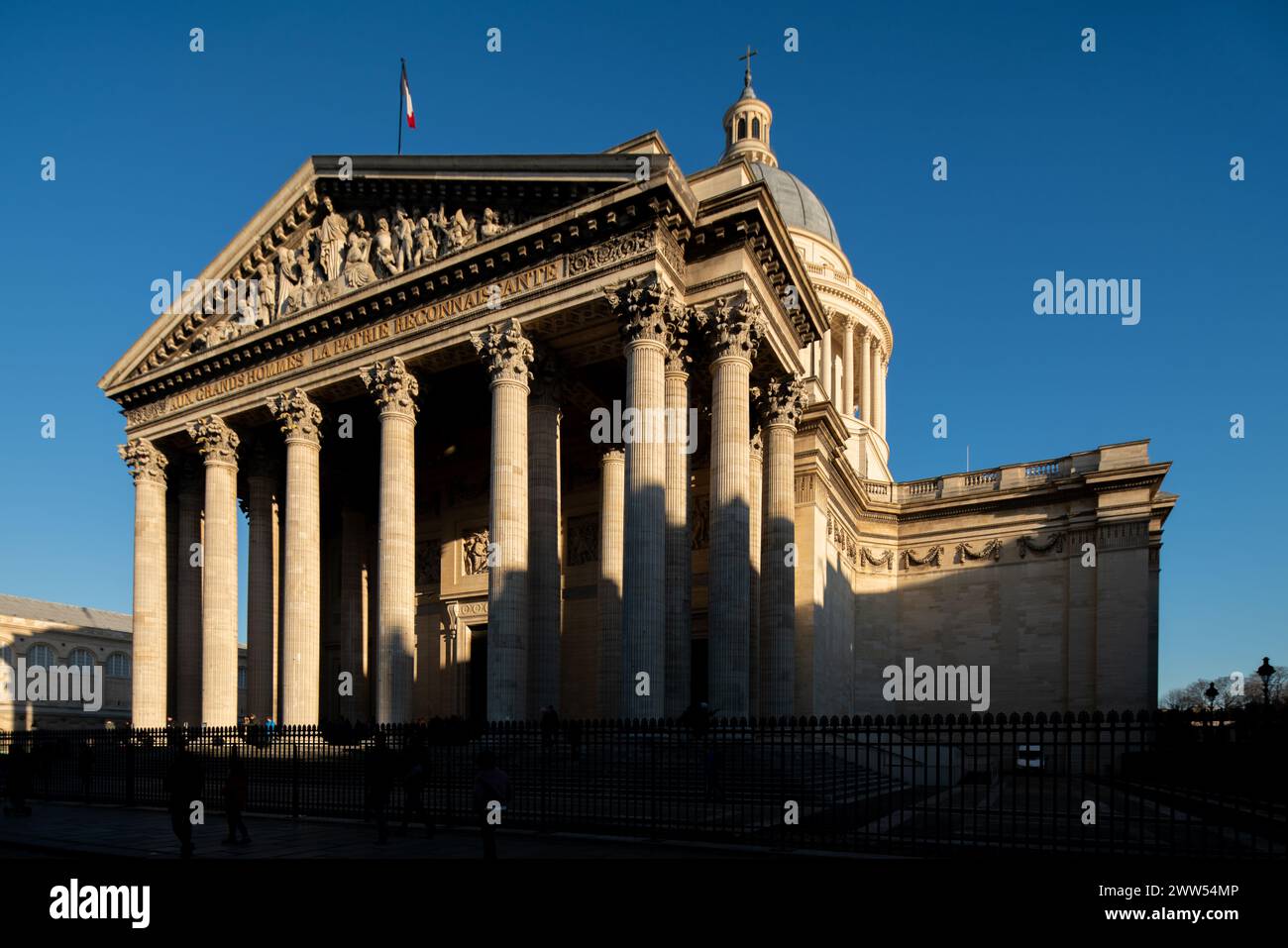 Le soleil couchant jette des ombres sur la grande façade néoclassique des Panthéons à Paris. Banque D'Images