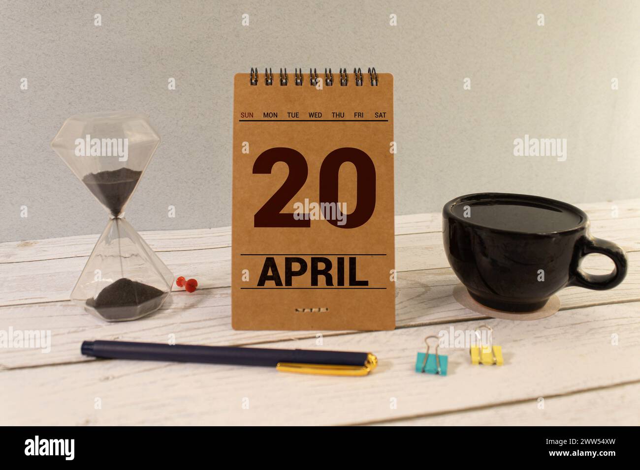 20 avril. Jour 20 du mois d'avril, calendrier sur table avec fond jaune. Heure du printemps, espace vide pour le texte Banque D'Images