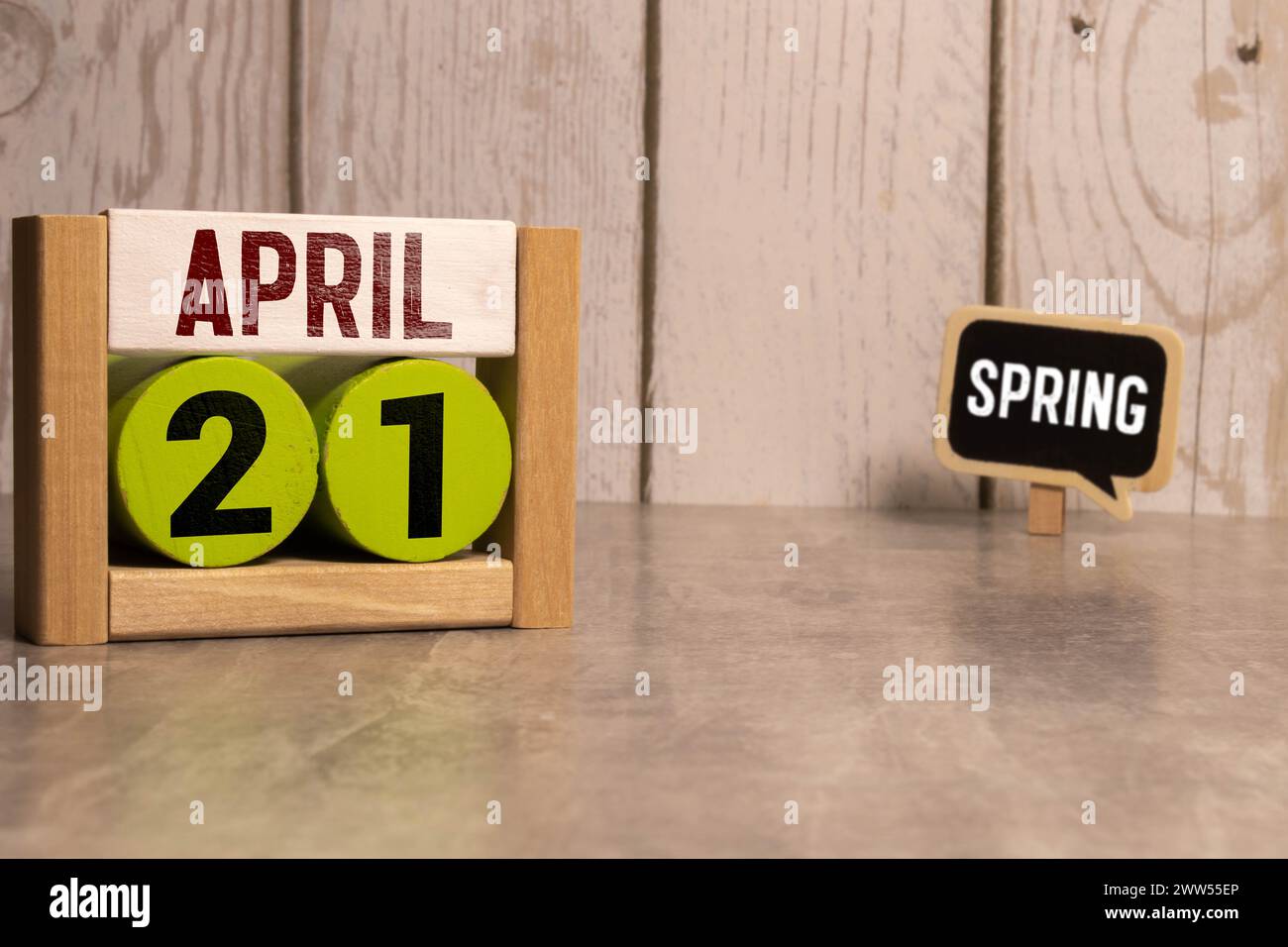 Pot de fleurs et calendrier pour la saison de neige à partir du 21 avril. Banque D'Images