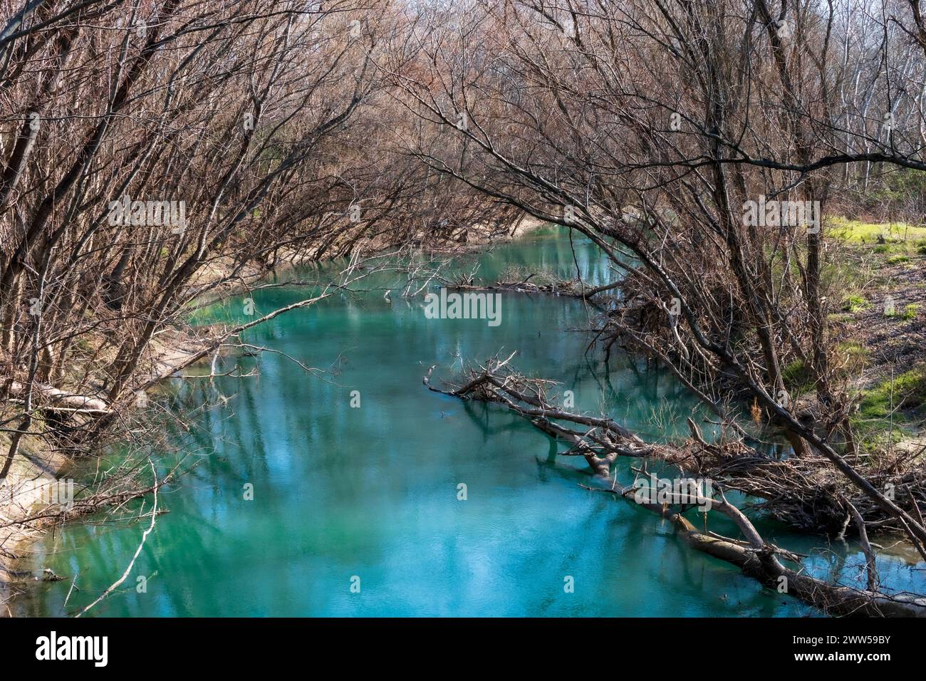 Eaux bleues d'une rivière Banque D'Images