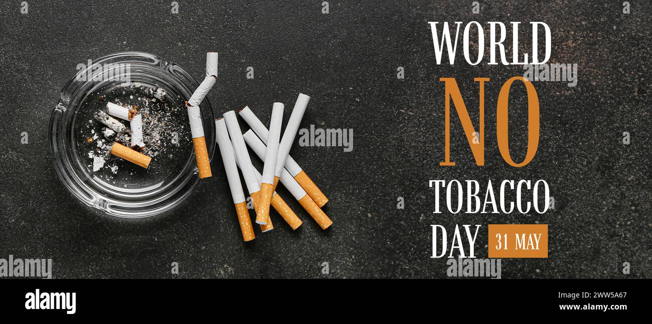 Beaucoup de cigarettes et cendrier sur fond sombre. Bannière pour la Journée mondiale sans tabac Banque D'Images