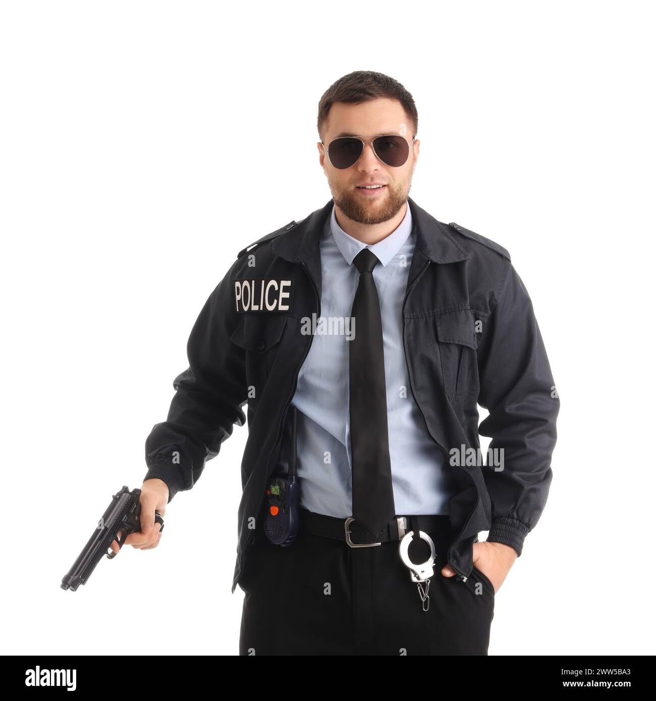 Officier de police masculin portant des lunettes de soleil avec pistolet sur fond blanc Banque D'Images