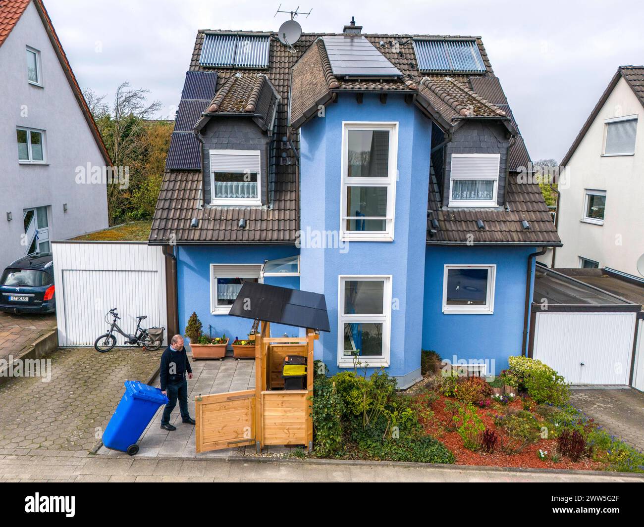 Einfamilienhaus mit verschiedenen Solarmodulen, neben normalen Standart Solarpanelen sind auch PV-Röhrenkollektoren verbaut, auf einer Mülltonnenbox sind Steckersolar module als Dach montiert, Essen, NRW, Deutschland, Solarenergie *** Maison individuelle avec divers modules solaires, en plus des panneaux solaires standard normaux, des collecteurs de tubes PV sont également installés, les modules solaires enfichables sont montés sur une poubelle comme un toit, Essen, NRW, Allemagne, énergie solaire Banque D'Images