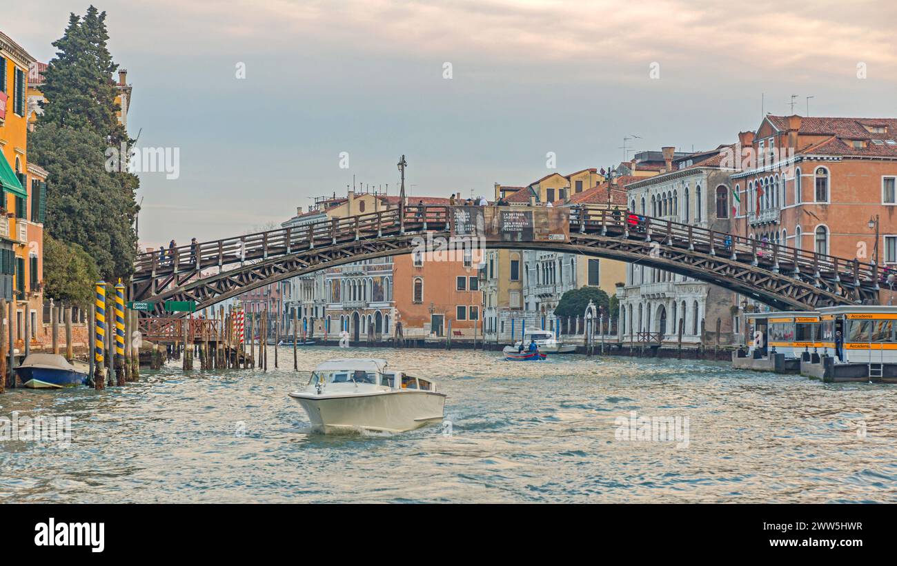 Venise, Italie - 9 janvier 2017 : pont en bois Academia sur le Grand canal à Winter Day Tourist Atrraction. Banque D'Images
