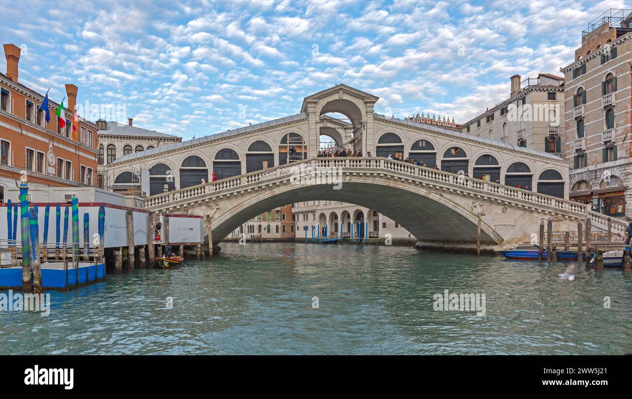 Venise, Italie - 9 janvier 2017 : Pont du Rialto sur le Grand canal lors de la journée d'hiver Tourist Atrraction. Banque D'Images