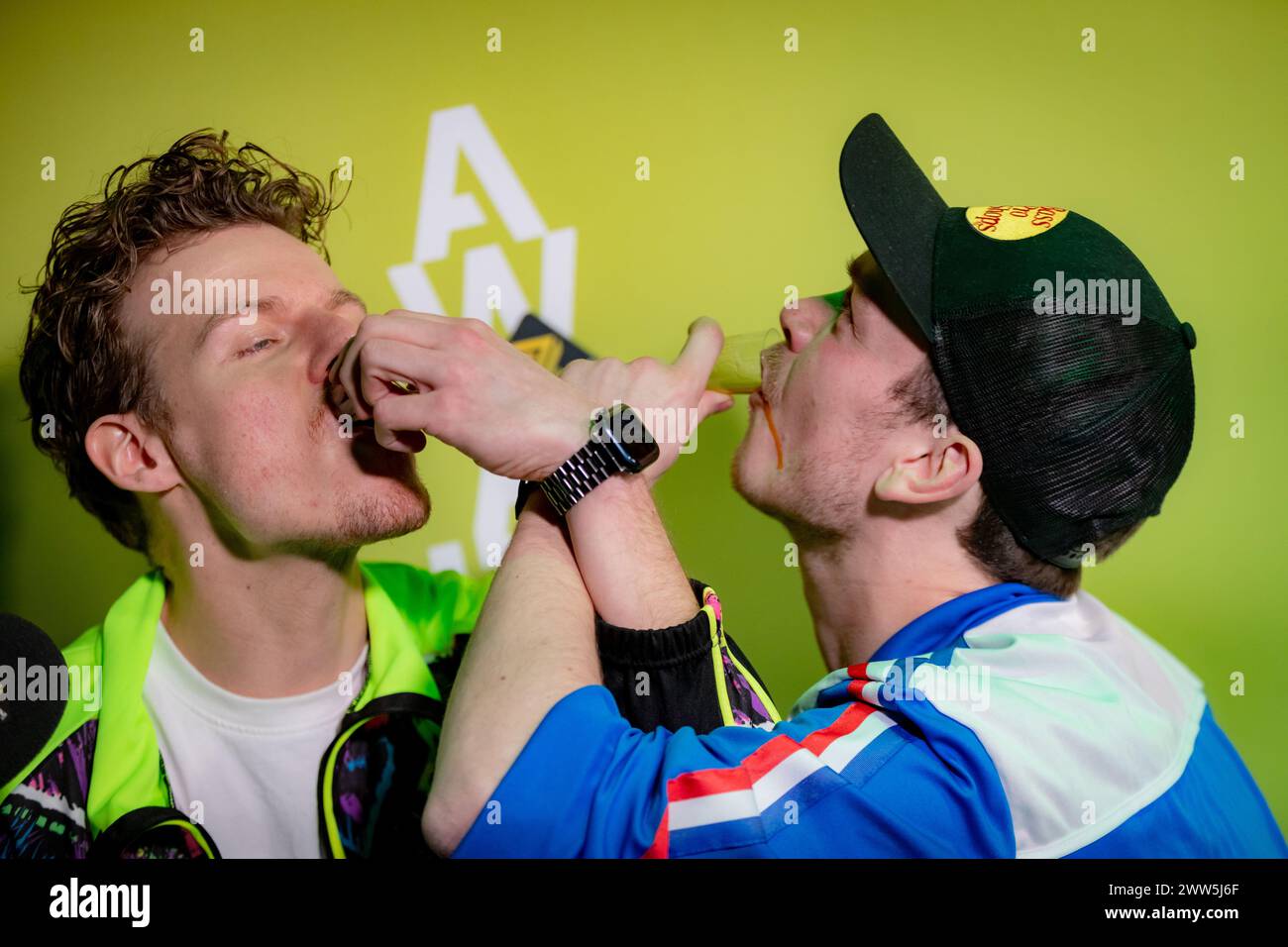 LA HAYE - 21/03/2024, Tom de Graaf et Joe Stam sur le tapis vert avant la remise des 3FM Awards, les prix pop publics annuels récompensant les meilleurs artistes et artistes néerlandais. ANP LEVIN DEN BOER pays-bas Out - belgique Out Banque D'Images