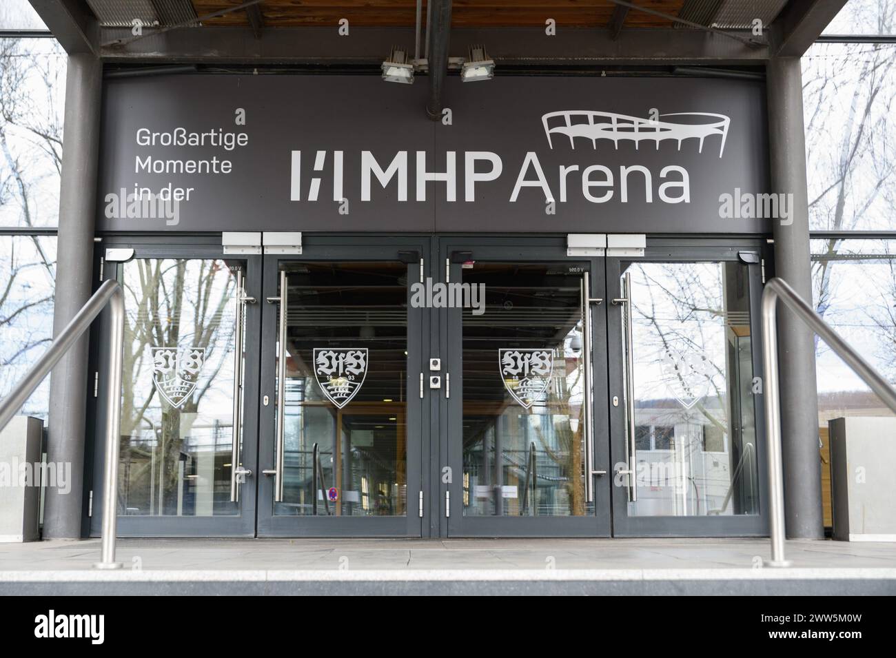 Munich, Allemagne. 10 mars 2024. Munich, Allemagne, 20 mars 2024 : logo VfB Stuttgart sur les portes vitrées de l'entrée principale et VIP du MHP Arena, Stuttgart. (Sven Beyrich/SPP) crédit : photo de presse sportive SPP. /Alamy Live News Banque D'Images