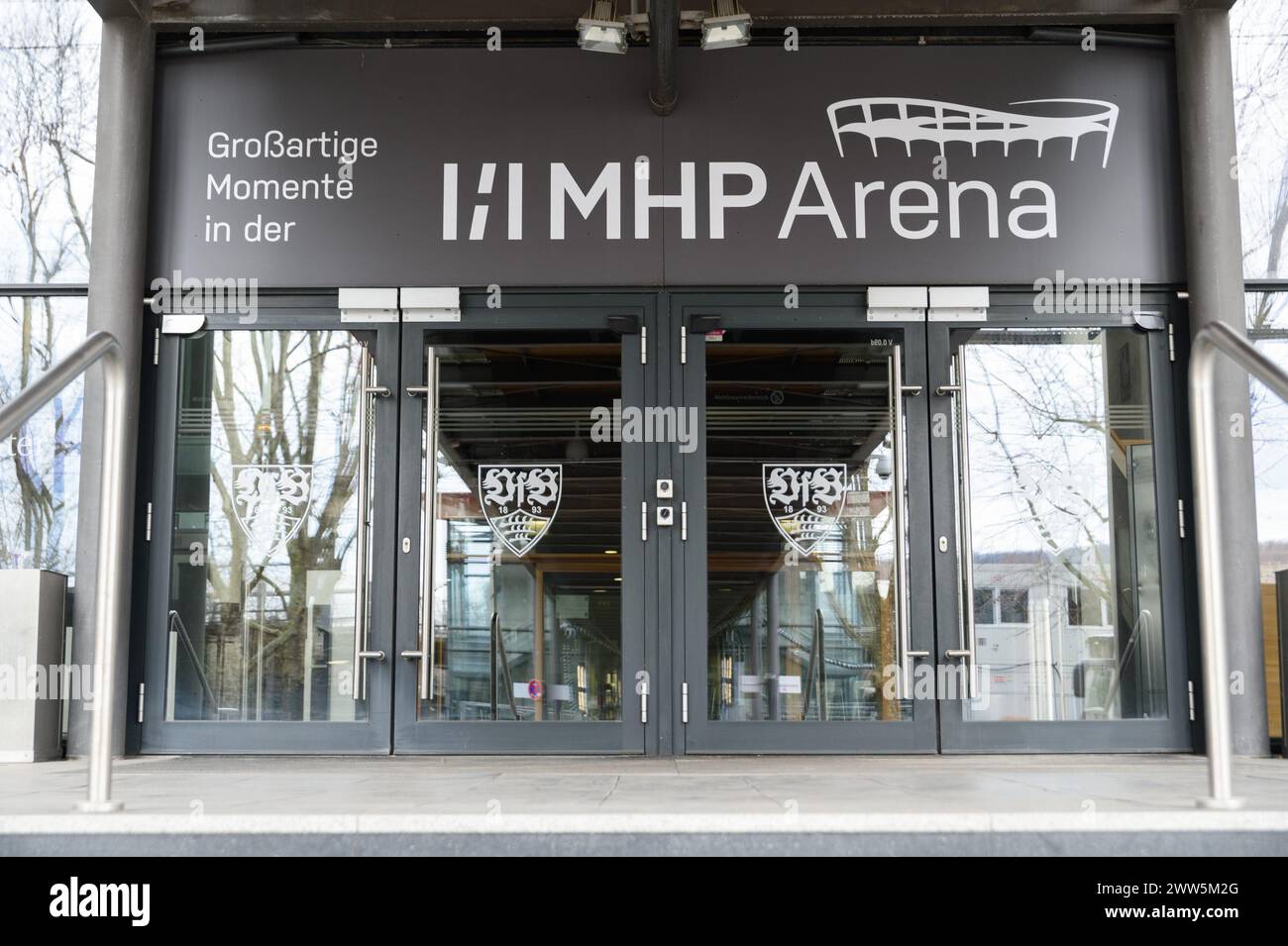 Munich, Allemagne. 10 mars 2024. Munich, Allemagne, 20 mars 2024 : logo VfB Stuttgart sur les portes vitrées de l'entrée principale et VIP du MHP Arena, Stuttgart. (Sven Beyrich/SPP) crédit : photo de presse sportive SPP. /Alamy Live News Banque D'Images