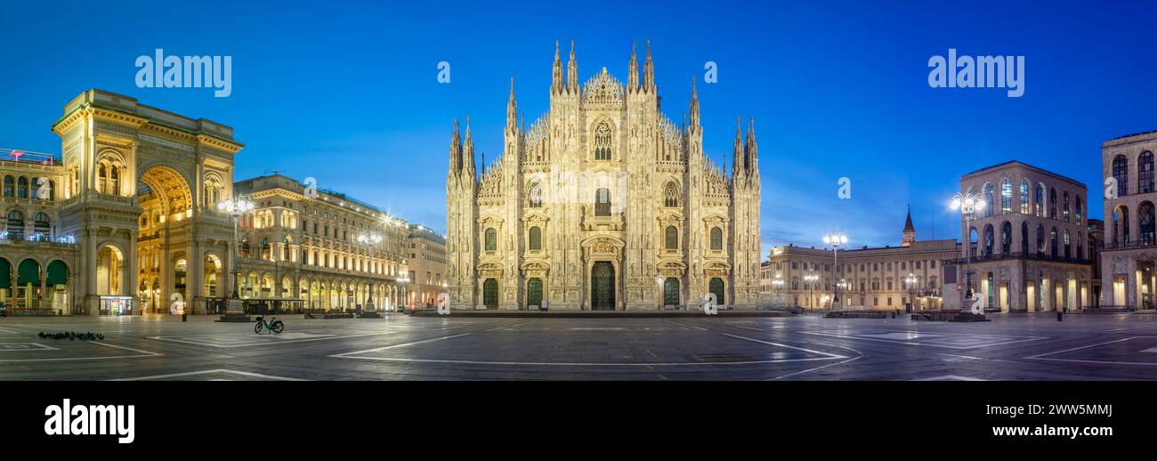 Milan - la place Piazza del Duomo avec la façade ouest du Duomo - cathédrale au crépuscule Banque D'Images