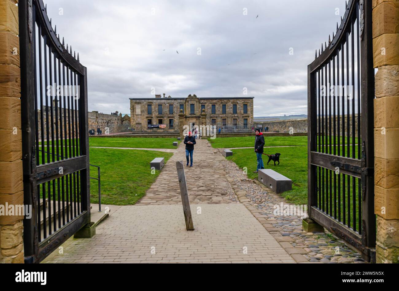 Cette photographie saisissante capture l'entrée de Whitby Abbey, l'un des monuments historiques les plus célèbres d'Angleterre, à travers une porte de fer ouverte. Banque D'Images