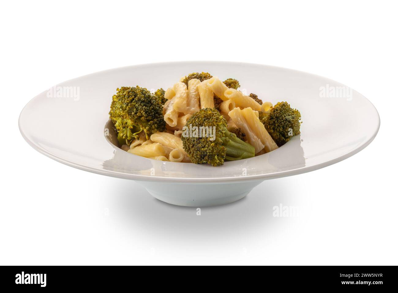 Pâtes macaroni au brocoli dans une plaque blanche isolée sur blanc avec chemin de coupe inclus Banque D'Images
