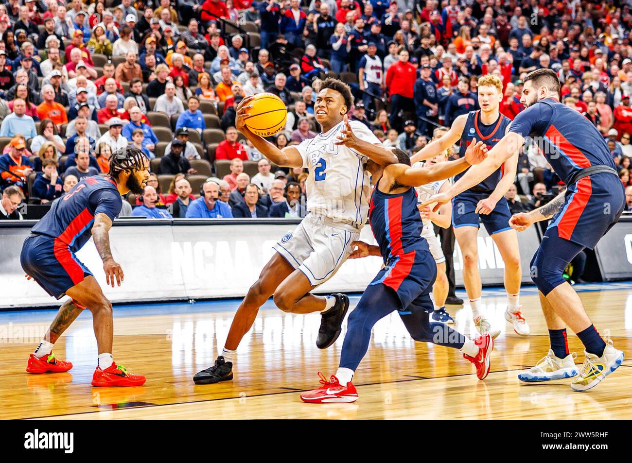 Omaha, Nebraska. États-Unis 21 mars 2024. Jaxson Robinson, garde des jeunes Cougars de Brigham (2), se dirige vers le panier en 2e mi-temps d'action lors d'un championnat de basket-ball masculin de division 1 de la NCAA 2024, premier tour, match de basket-ball entre Duquesne Dukes et Brigham Young Cougars au Memorial CHI Health Center à Omaha, ne.Duquesne a gagné 71-67.Michael Spomer/Cal Sport Media/Alamy Live News Banque D'Images