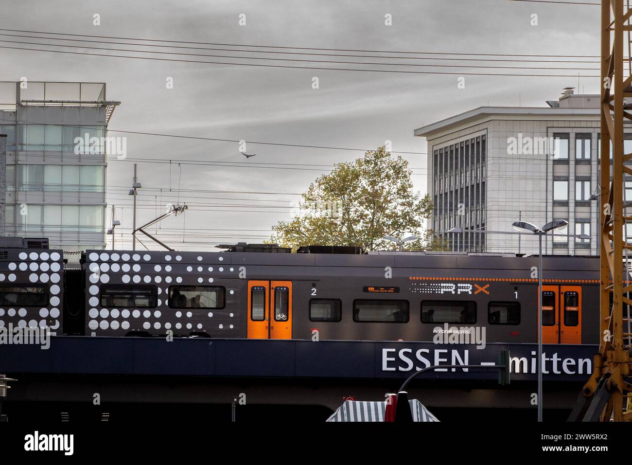 Photo d'un train RRX quittant Essen Hbf pour Cologne. Rhine-Ruhr Express est un projet de transport majeur en cours de développement dans le Rhénanie-du-Nord-We Banque D'Images