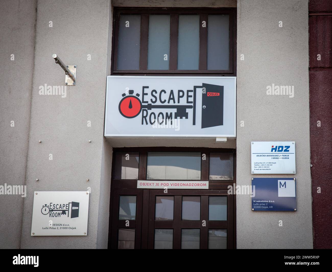 Photo d'un bâtiment à Osijek, croatie, accueillant un jeu d'évasion appelé Escape room osijek, et le siège de HDZ Croatie, une politique de droite Banque D'Images