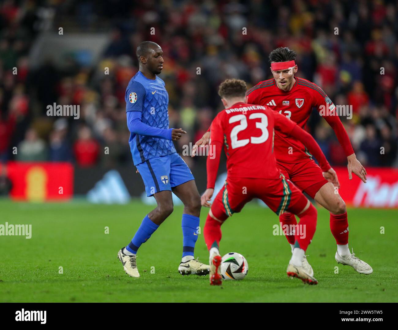 Cardiff City Stadium, Cardiff, Royaume-Uni. 21 mars 2024. Match de qualification UEFA Euro Football, pays de Galles contre Finlande ; Glen Kamara, finlandais, contrôle le ballon sous la pression de Nathan Broadhead et Kieffer Moore, pays de Galles crédit : action plus Sports/Alamy Live News Banque D'Images